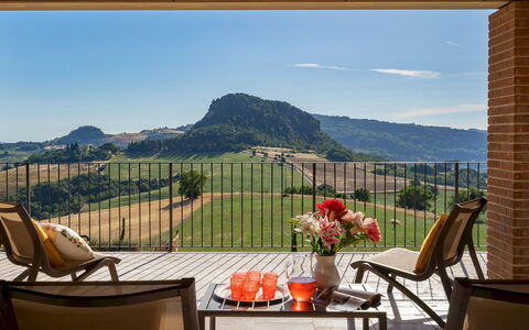 Il Poggiarellone 14: Möbel, Hügel, Gartenmöbel, Stuhl, Tisch Im Freien, Gebirge, Eco Hotel, Schatten, Balkon, Küche & Esszimmer Tisch