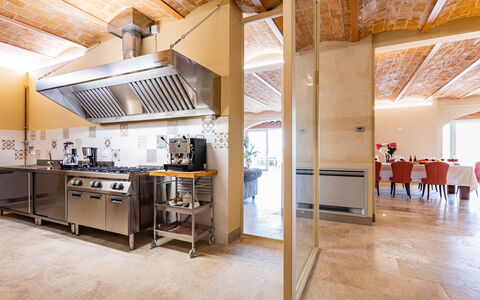 Il Poggiarellone 14: Interior Design, Möbel, Flooring, Holz, Decke, Küche, Beleuchtung, Fussboden, Countertop, Stuhl