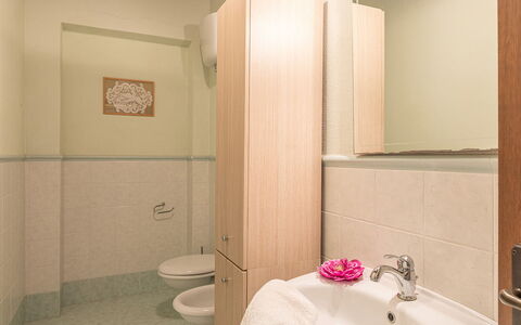 Il Fitto 10: Bad Sink, Armatur, Flooring, Badezimmer, Fussboden, Sinken, Interior Design, Zapfhahn, Installation, Zimmer