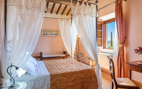 Il Fitto 10: Möbel, Interior Design, Wand, Bett, Schlafzimmer, Flooring, Linens, Fussboden, Decke, Textil