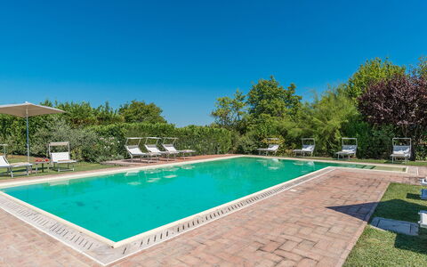 Finestra su Siena 16: Schwimmbad, Resort, Garten, Estate, Thermae, Landscaping, Eco Hotel, Hazienda, Schatten, Gartenmöbel