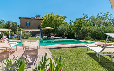 Finestra su Siena 16: Schwimmbad, Gartenmöbel, Garten, Resort, Hinterhof, Estate, Sonnenliege, Landscaping, Garten, Stuhl