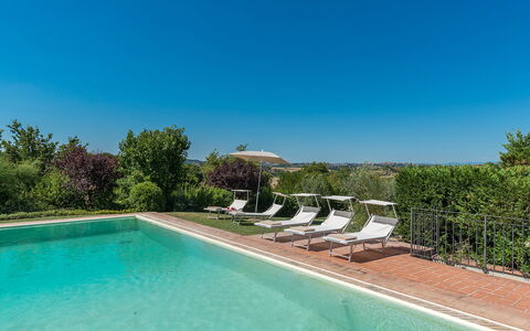 Finestra su Siena 16: Blau, Strauch, Schwimmbad, Garten, Landscaping, Estate, Hinterhof, Bauernhaus, Villa, Hazienda
