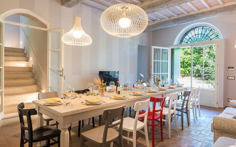 Finestra su Siena 16: Möbel, Interior Design, Flooring, Tabelle, Decke, Stuhl, Light Fixture, Küche & Esszimmer Tisch, Esszimmer, Beleuchtung