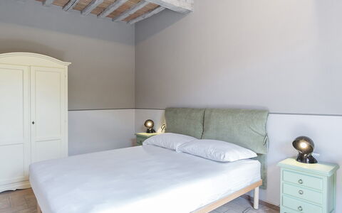 Finestra su Siena 16: Möbel, Schlafzimmer, Bett, Interior Design, Holz, Bedding, Bettdecke, Fussboden, Flooring, Beleuchtung