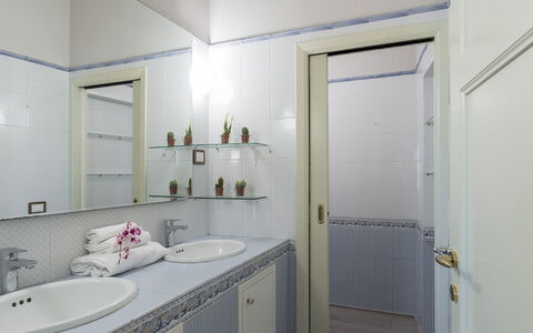 Finestra su Siena 16: Bad Sink, Armatur, Wand, Interior Design, Badezimmer, Flooring, Sinken, Fussboden, Zapfhahn, Spiegel