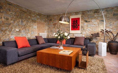 Cinque Cipressi 8: Möbel, Couch, Interior Design, Flooring, Wand, Wohnzimmer, Holz, Fussboden, Tabelle, Zuhause