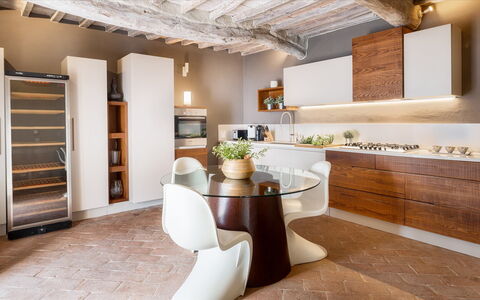 Cinque Cipressi 8: Möbel, Interior Design, Küche, Flooring, Holz, Countertop, Küchengerät, Fussboden, Cabinetry, Decke