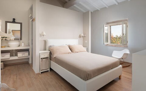 Cinque Cipressi 8: Möbel, Bett, Interior Design, Schlafzimmer, Wand, Flooring, Fussboden, Bedding, Bettdecke, Holz