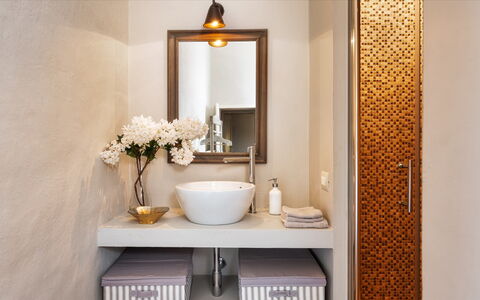 Cinque Cipressi 8: Interior Design, Wand, Bad Sink, Armatur, Sinken, Spiegel, Badezimmer, Badezimmerschrank, Zapfhahn, Flooring