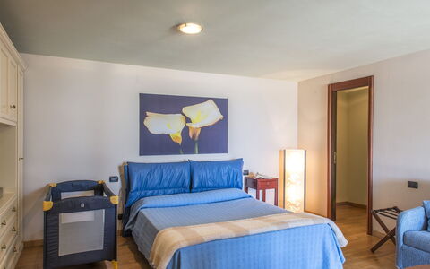 Il Vignale 18+2: Möbel, Interior Design, Bett, Fussboden, Schlafzimmer, Flooring, Wand, Zimmer, Holz, Bettdecke