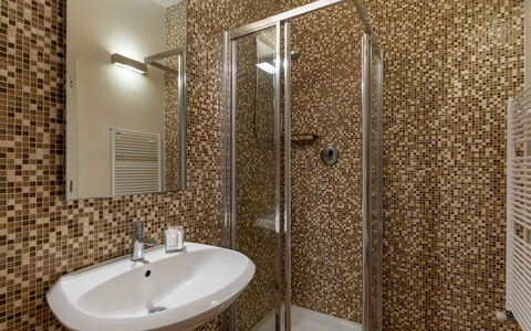 Villa Panorama 14: Badezimmer, Flooring, Wand, Armatur, Fussboden, Interior Design, Bad Sink, Fliese, Installation, Sinken