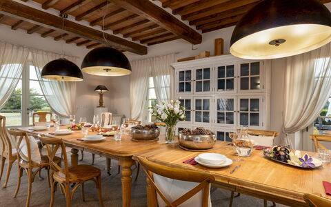 Villa Panorama 14: Möbel, Interior Design, Tabelle, Holz, Stuhl, Flooring, Küche & Esszimmer Tisch, Esszimmer, Decke, Beleuchtung
