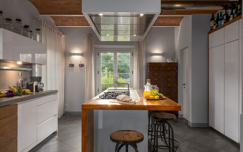 Villa Panorama 14: Möbel, Küche, Interior Design, Flooring, Cabinetry, Countertop, Küchengerät, Holz, Major Appliance, Decke