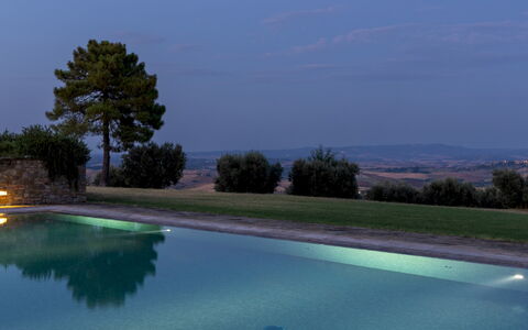 Villa Panorama 14: Blau, Schwimmbad, Abend, Landscaping, Water Feature, Dämmerung, Resort
