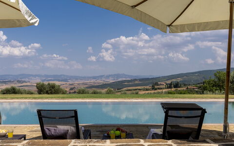Villa Panorama 14: Himmel, Gartenmöbel, Schwimmbad, Sonnenliege, Stuhl, Schatten, Eco Hotel, Regenschirm, Resort