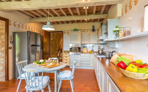 Monticchia 10: Möbel, Interior Design, Küche, Flooring, Holz, Cabinetry, Countertop, Decke, Fussboden, Zimmer