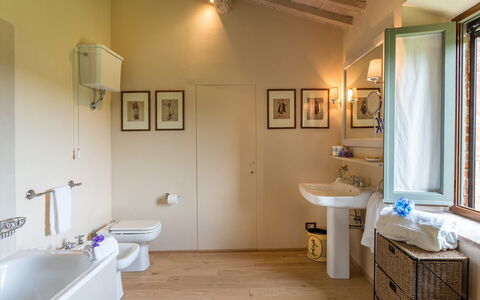 Monticchia 10: Wand, Flooring, Armatur, Interior Design, Fussboden, Zuhause, Badezimmer, Haus, Beleuchtung, Tür