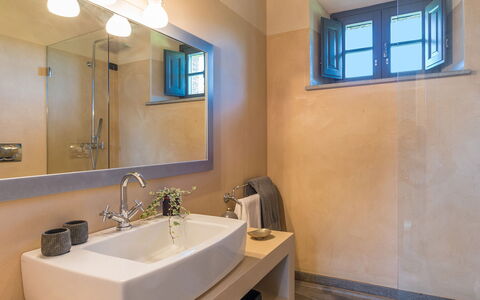 Muffato 6: Armatur, Flooring, Interior Design, Badezimmer, Wand, Bad Sink, Sinken, Fussboden, Zapfhahn, Decke