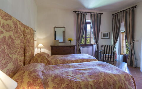 Villa Palazzaccio 26: Möbel, Wand, Interior Design, Zimmer, Linens, Stuhl, Lampe, Decke, Schlafzimmer, Bett