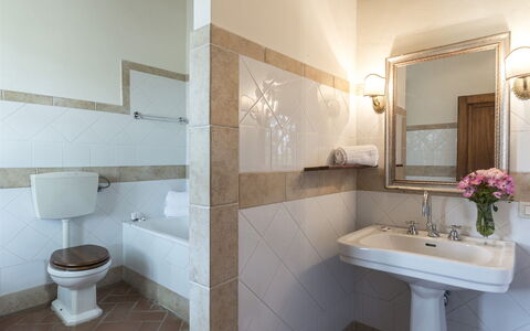 Villa Palazzaccio 26: Badezimmer, Bad Sink, Armatur, Interior Design, Flooring, Sinken, Fussboden, Toilette, Zapfhahn, Installation