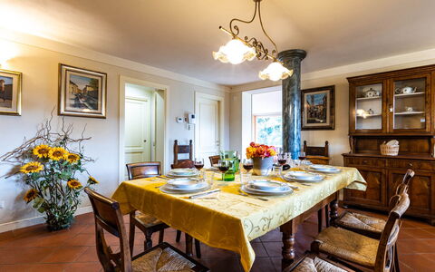 Villa Luigina 8: Möbel, Interior Design, Esszimmer, Flooring, Tabelle, Holz, Decke, Zimmer, Küche & Esszimmer Tisch, Stuhl