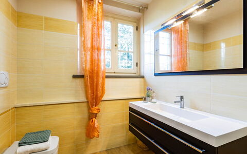 Villa Luigina 8: Flooring, Armatur, Interior Design, Badezimmer, Fussboden, Installation, Zapfhahn, Fliese, Sinken, Zimmer