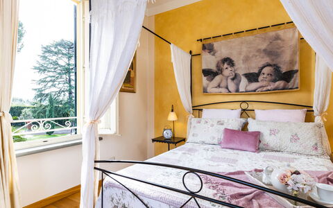 Villa Luigina 8: Möbel, Bett, Interior Design, Schlafzimmer, Bedding, Bettdecke, Linens, Zuhause, Textil, Beleuchtung