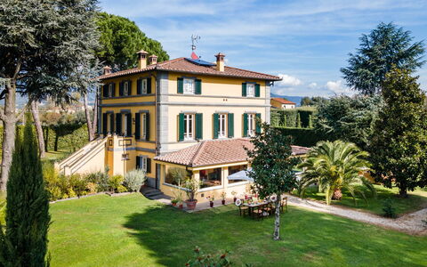 Villa Luigina 8: Zuhause, Haus, Wohngebiet, Strauch, Estate, Garten, Villa, Landscaping, Villa, Balkon