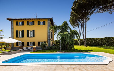 Villa Luigina 8: Blau, Schwimmbad, Estate, Eco Hotel, Villa, Rasen, Resort, Gartenmöbel, Hotel, Schatten