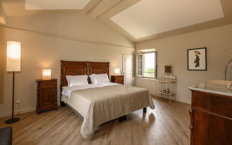 Villa Monnalisa 12: Interior Design, Möbel, Wand, Decke, Schlafzimmer, Flooring, Fussboden, Bett, Zimmer, Beleuchtung