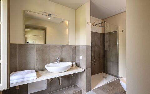 Villa Monnalisa 12: Flooring, Interior Design, Fussboden, Badezimmer, Wand, Armatur, Decke, Bad Sink, Zimmer, Installation