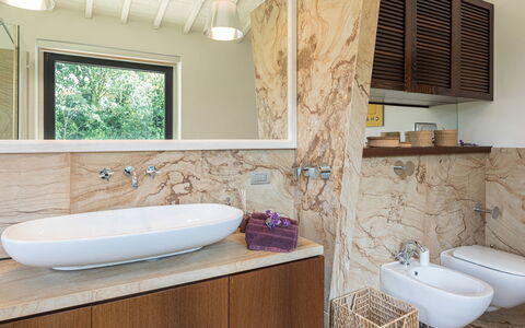 Villa le Fontane 12: Bad Sink, Armatur, Sinken, Wand, Badezimmer, Flooring, Holz, Spiegel, Interior Design, Badezimmerschrank