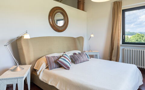 Villa le Fontane 12: Bett, Möbel, Interior Design, Bedding, Schlafzimmer, Bettdecke, Wand, Zimmer, Flooring, Holz