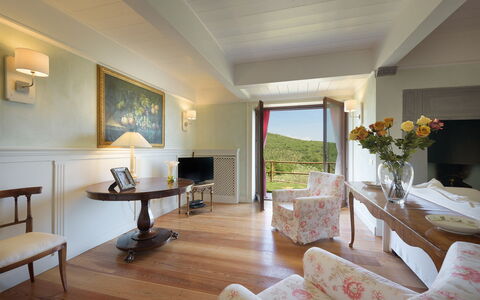 Villa la Poiana 10: Möbel, Interior Design, Tabelle, Stuhl, Decke, Küche & Esszimmer Tisch, Wohnzimmer, Kaffetisch, Lampe, Bilderrahmen