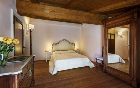 Villa la Poiana 10: Interior Design, Möbel, Holz, Flooring, Decke, Fussboden, Zimmer, Bett, Schlafzimmer, Beleuchtung