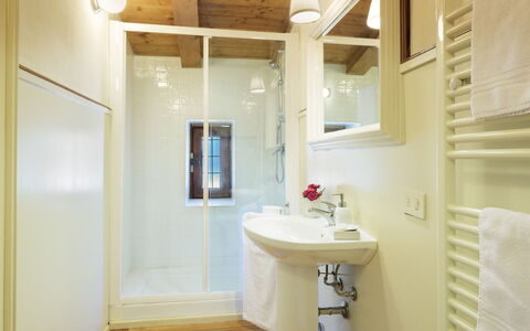 Villa la Poiana 10: Wand, Badezimmer, Bad Sink, Interior Design, Flooring, Decke, Armatur, Fussboden, Zimmer, Beleuchtung