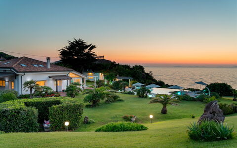 Villa Ambra 10: Resort, Meer, Küste, Eco Hotel, Garten, Ozean, Landscaping, Tropen, Estate, Rasen