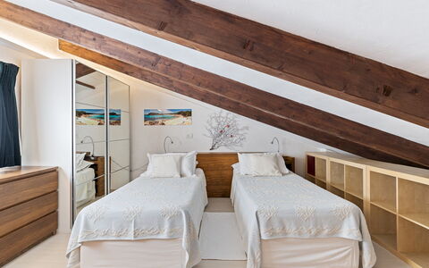 Villa Ambra 10: Interior Design, Bett, Möbel, Flooring, Fussboden, Schlafzimmer, Holz, Decke, Zimmer, Wohnung