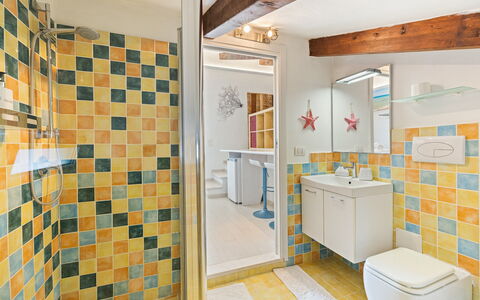 Villa Ambra 10: Badezimmer, Interior Design, Flooring, Armatur, Fussboden, Fliese, Decke, Installation, Zimmer, Bad Sink