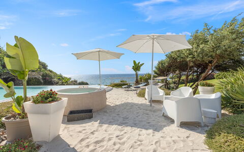 Villa Ambra 10: Gartenmöbel, Regenschirm, Schatten, Meer, Tropen, Freizeit, Resort, Küste, Sonnenliege, Ozean