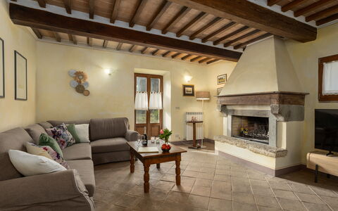 Podere Madonna di Mezzo 6: Möbel, Interior Design, Flooring, Wand, Holz, Couch, Wohnzimmer, Fussboden, Zuhause, Zimmer