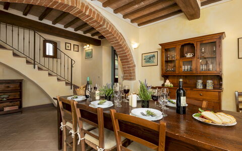Podere Madonna di Mezzo 6: Möbel, Interior Design, Tabelle, Flooring, Holz, Decke, Stuhl, Küche & Esszimmer Tisch, Esszimmer, Zimmer