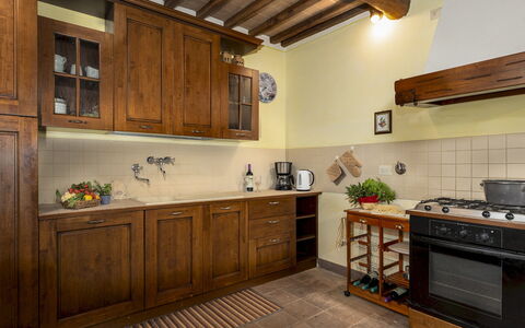 Podere Madonna di Mezzo 6: Cabinetry, Möbel, Küche, Countertop, Flooring, Holz, Interior Design, Küchengerät, Schrank, Schublade