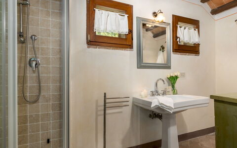 Podere Madonna di Mezzo 6: Interior Design, Armatur, Badezimmer, Bad Sink, Sinken, Flooring, Fussboden, Decke, Zapfhahn, Möbel