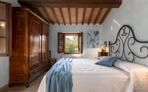 Podere Madonna di Mezzo 6: Wand, Möbel, Schlafzimmer, Zuhause, Bett, Flooring, Interior Design, Bettrahmen, Bedding, Zimmer