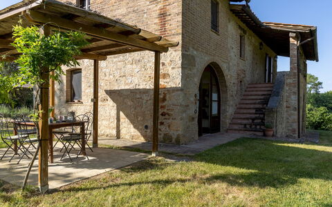 Podere Madonna di Mezzo 6: Grundstueck, Hütte, Estate, Bauernhaus, Backstein, Mauerwerk, Garten, Rasen, Hinterhof, Steinwand