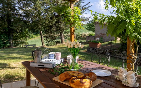 Podere Madonna di Mezzo 6: Möbel, Tabelle, Geschirr, Essen, Gartenmöbel, Tisch Im Freien, Servierware, Tischdecke, Stuhl