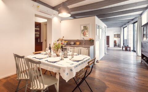 Podere Torre delle Sorgenti 4: Möbel, Interior Design, Flooring, Fussboden, Holzboden, Stuhl, Holz, Decke, Tabelle, Esszimmer