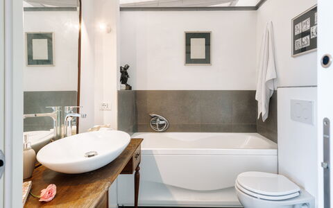 Podere Torre delle Sorgenti 4: Badezimmer, Interior Design, Armatur, Flooring, Fussboden, Badewanne, Spiegel, Zapfhahn, Bad Sink, Sinken